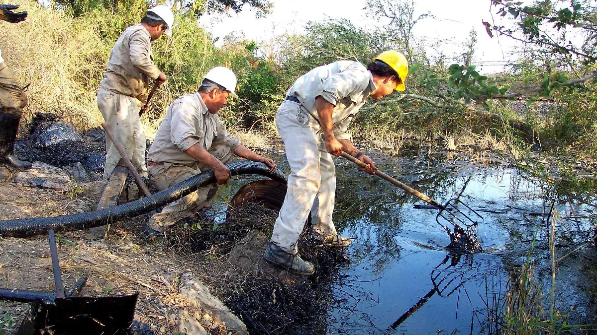 12037_Pemex, Derrame de combustoleo, contaminacion, ductos, trabajadores, petroleo_impreso